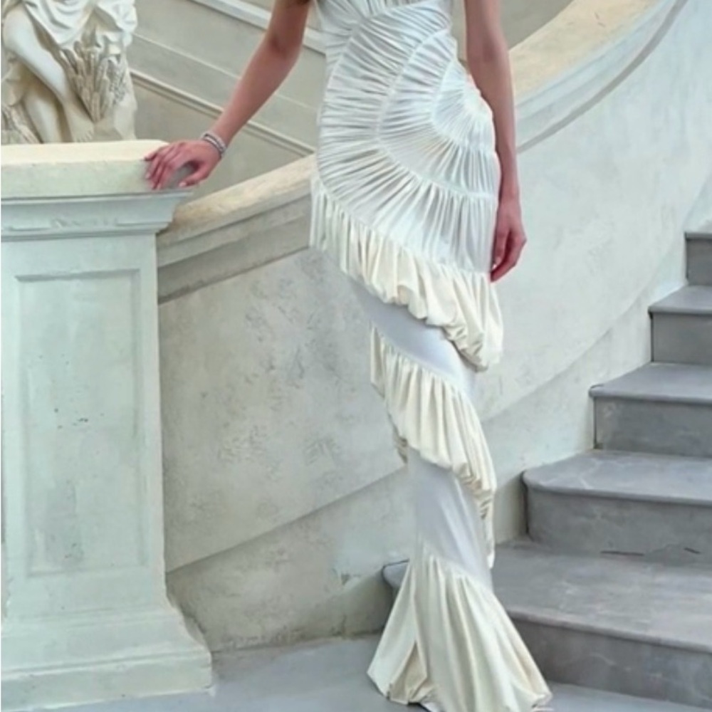 Elegant Cream Halter Dress - Picture 3 of 4